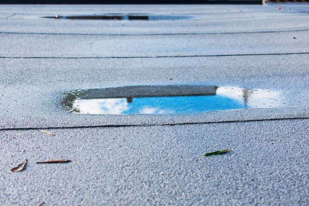 Flat roofing with puddle