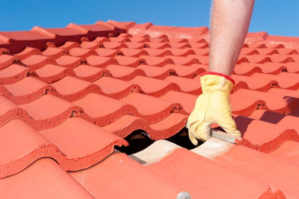 Removing roof tile